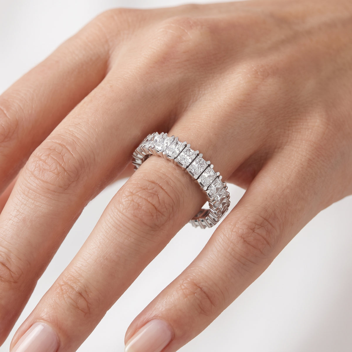 _lifestyle_image@SKU:T1731-NADT0203000PL #metal_platinum+origin_lab-grown+quality_ef-vs2+
