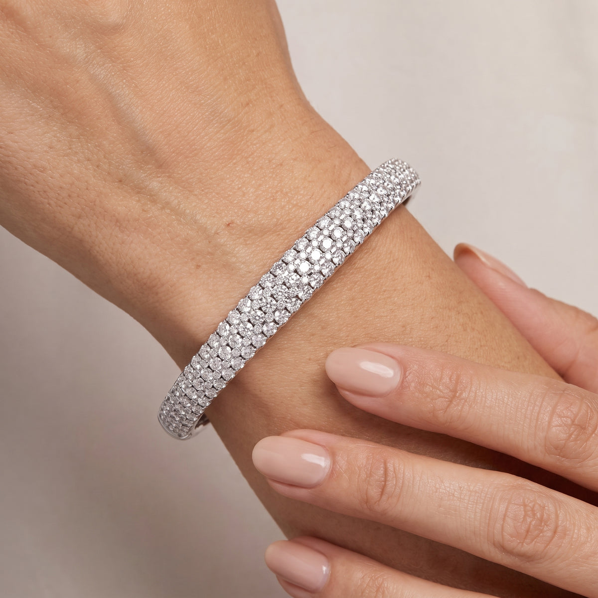 _lifestyle_image@SKU:T295C-LADR0100000DW #metal_silver+origin_lab-grown+quality_g-si