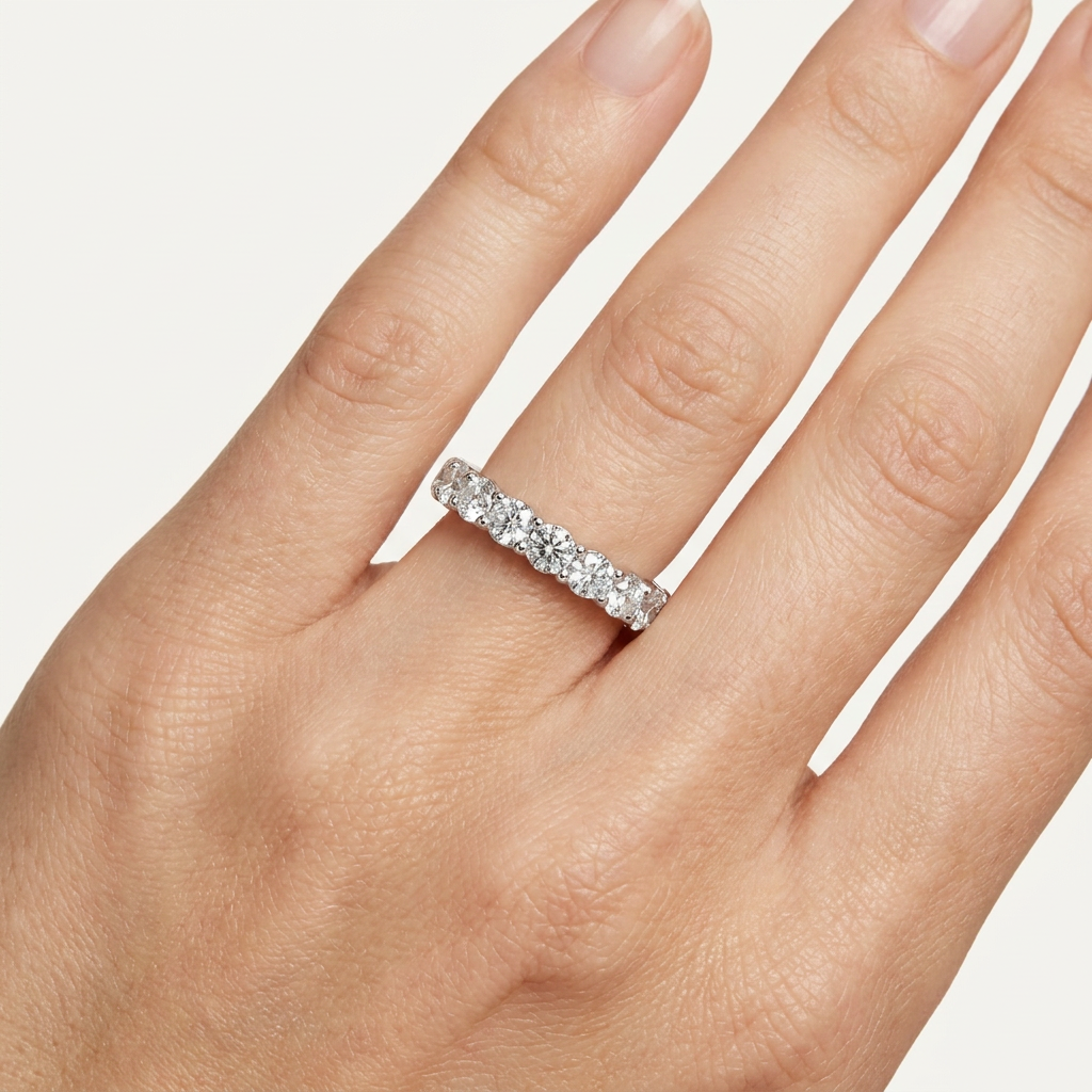_lifestyle_image@SKU:T1731-LADR01980004W #metal_10k-white-gold+origin_lab-grown+quality_g-si