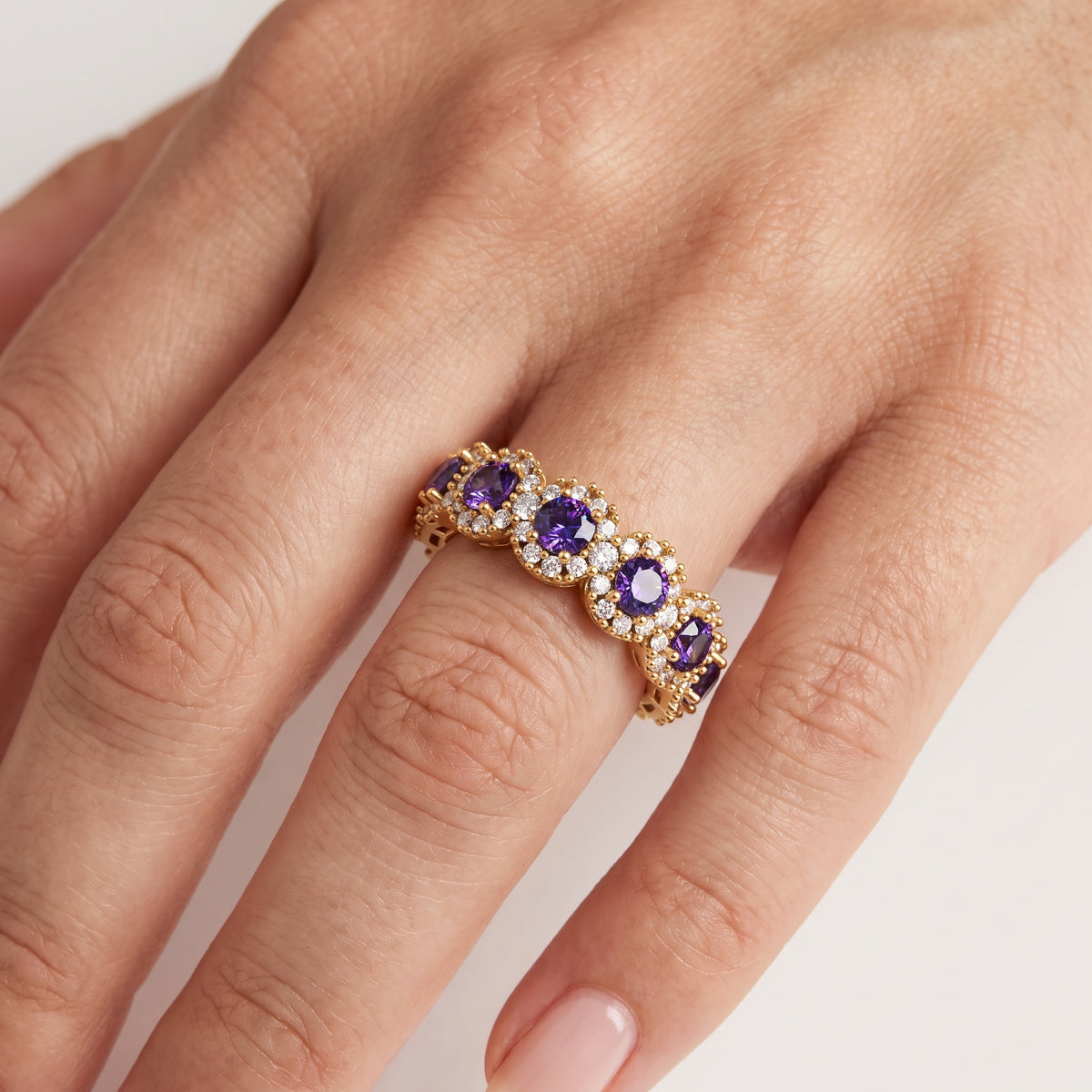 _lifestyle_image@SKU:TG403-LGXR02950004Y #metal_10k-yellow-gold+origin_lab-created