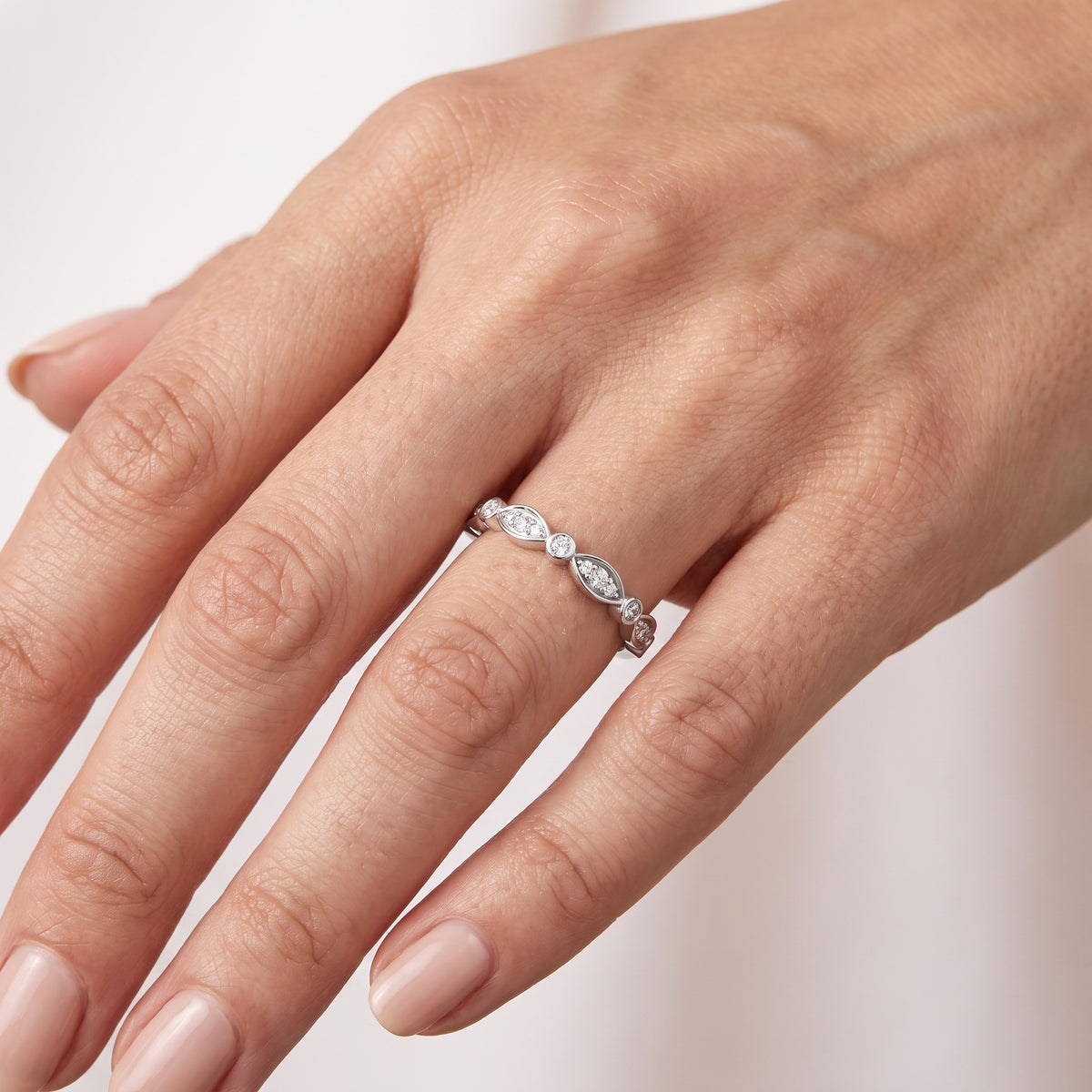 _lifestyle_image@SKU:W0055-LADR00150004W #metal_10k-white-gold+origin_lab-grown+quality_g-si