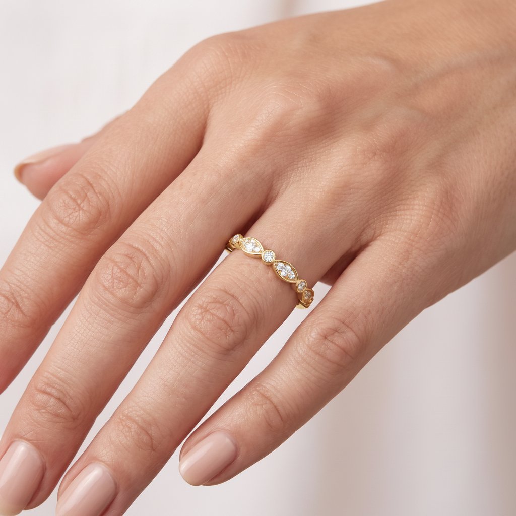 _lifestyle_image@SKU:W0055-LADR00150004Y #metal_10k-yellow-gold+origin_lab-grown+quality_g-si