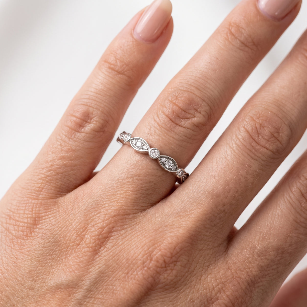 _lifestyle_image@SKU:W0055-NADR0015000PL #metal_platinum+origin_lab-grown+quality_ef-vs2+