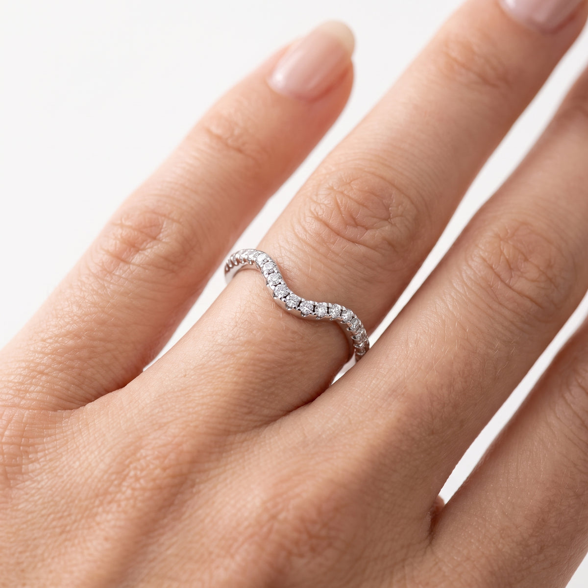 _lifestyle_image@SKU:W0100-LADR00230004W #metal_10k-white-gold+origin_lab-grown+quality_g-si