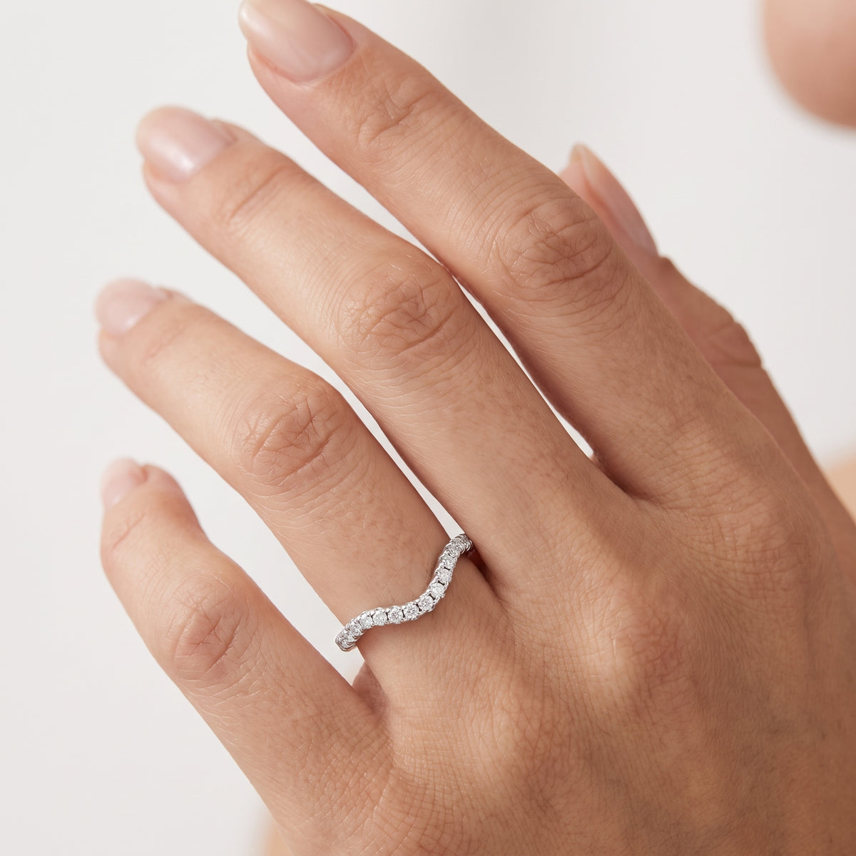 _lifestyle_image@SKU:W0100-NADR00230004W #metal_14k-white-gold+origin_lab-grown+quality_ef-vs2+
