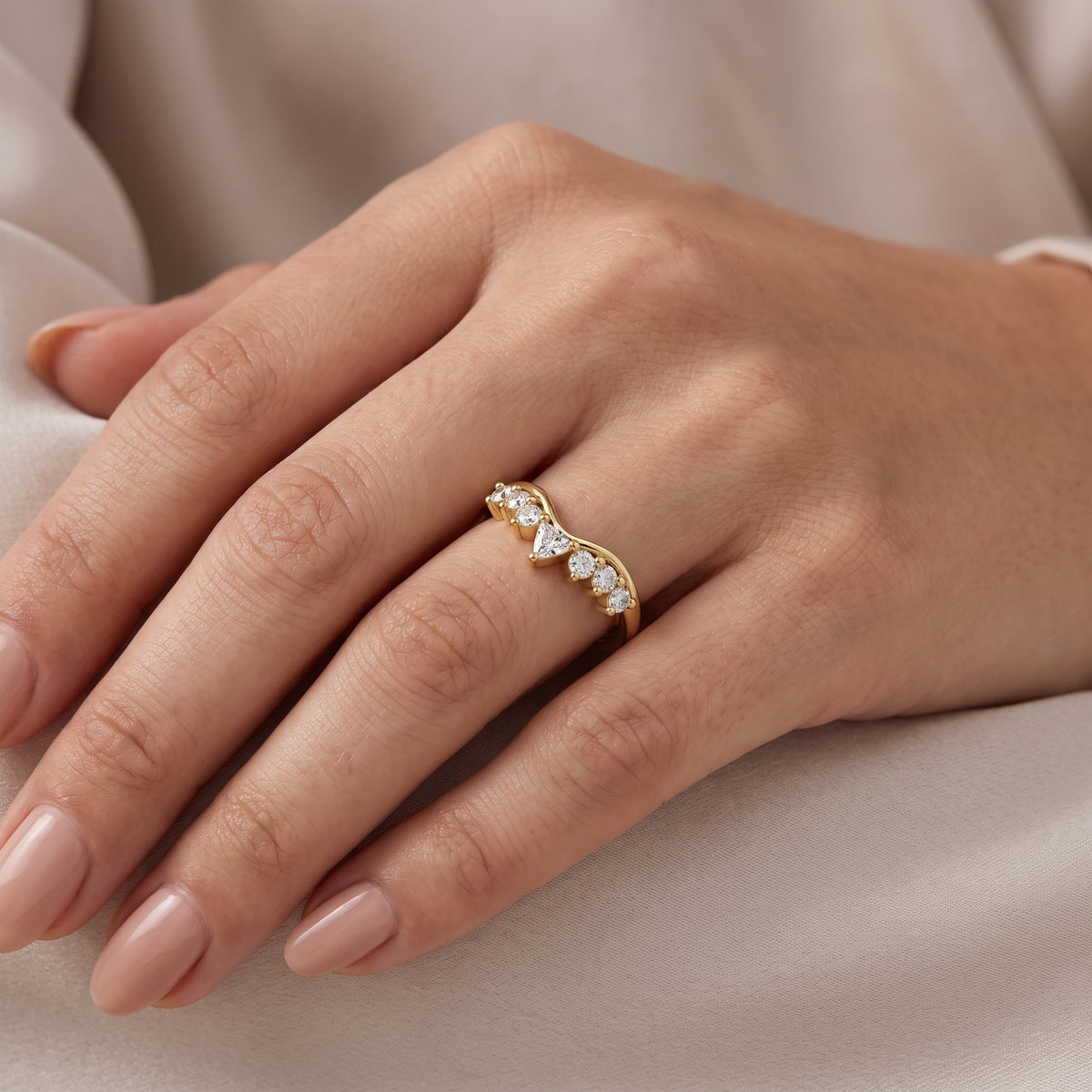 _lifestyle_image@SKU:W0143-LADL00130004Y #metal_10k-yellow-gold+origin_lab-grown+quality_g-si