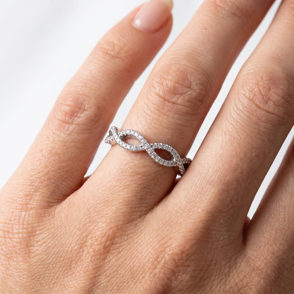 _lifestyle_image@SKU:W0264-LADR0021000DW #metal_silver+origin_lab-grown+quality_g-si