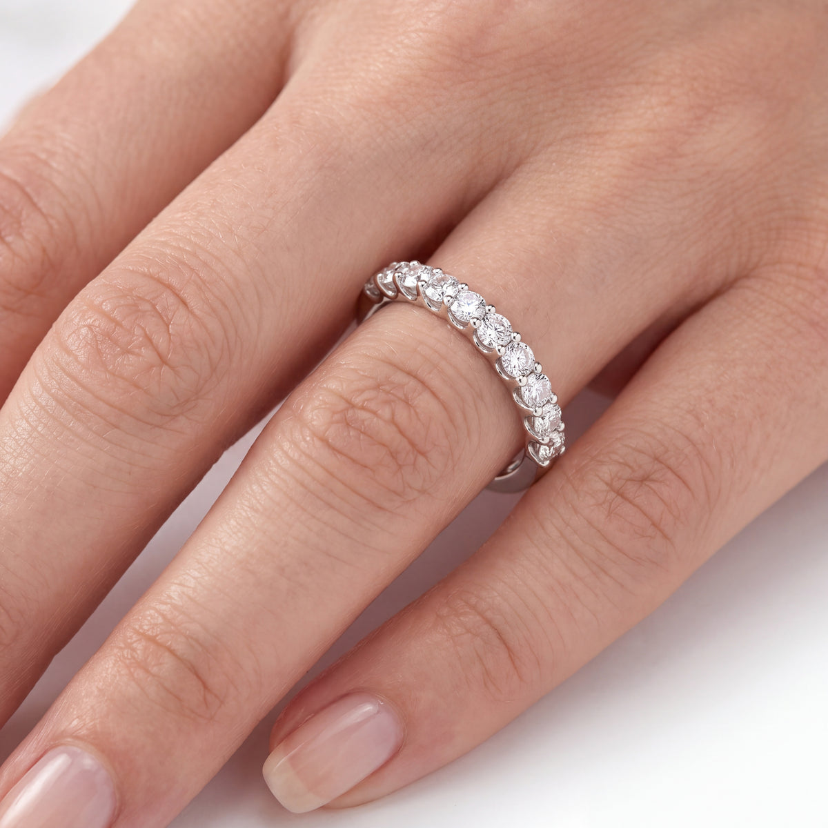 _lifestyle_image@SKU:W0298-LADR00250004W #metal_10k-white-gold+origin_lab-grown+quality_g-si