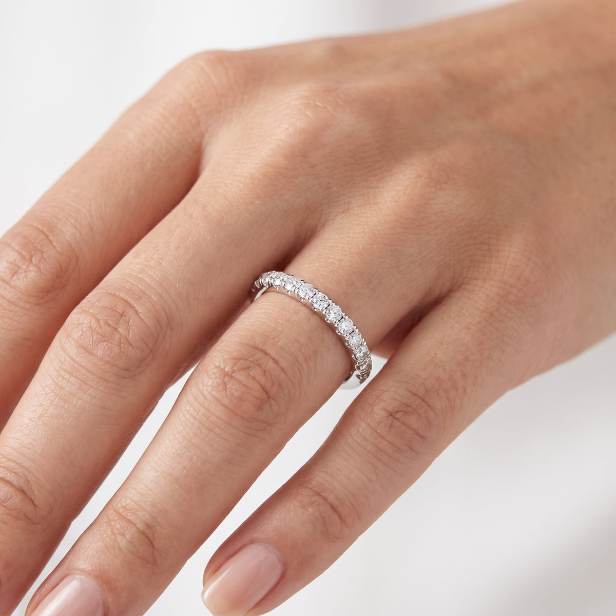 _lifestyle_image@SKU:W0298-NADR00250004W #metal_14k-white-gold+origin_lab-grown+quality_ef-vs2+