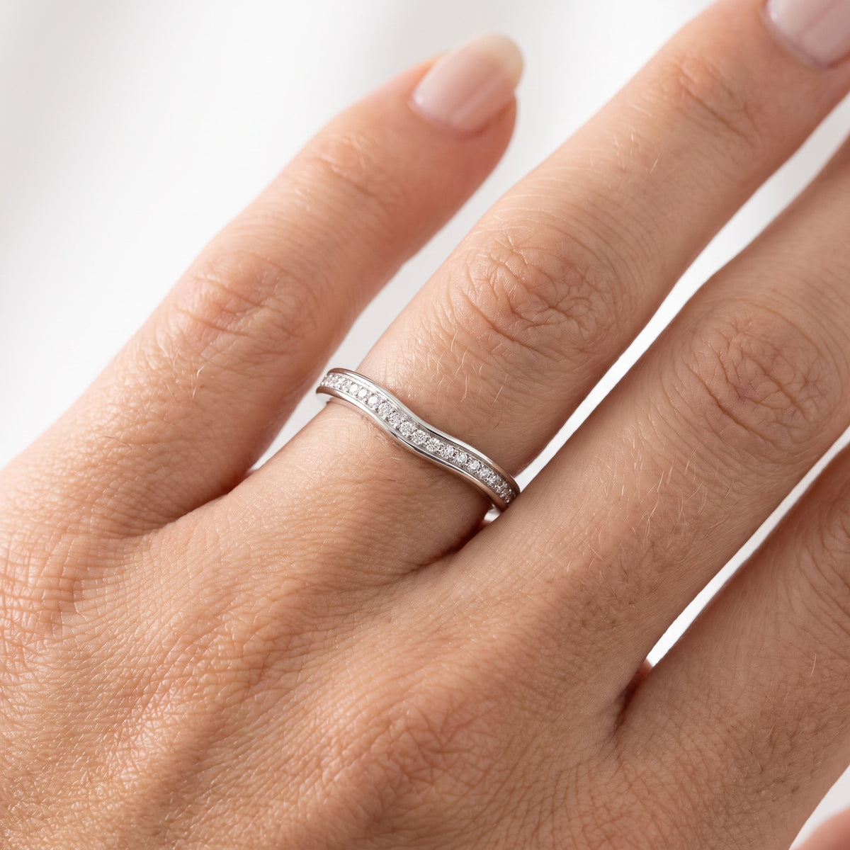 _lifestyle_image@SKU:W0323-NADR00220004W #metal_14k-white-gold+origin_lab-grown+quality_ef-vs2+