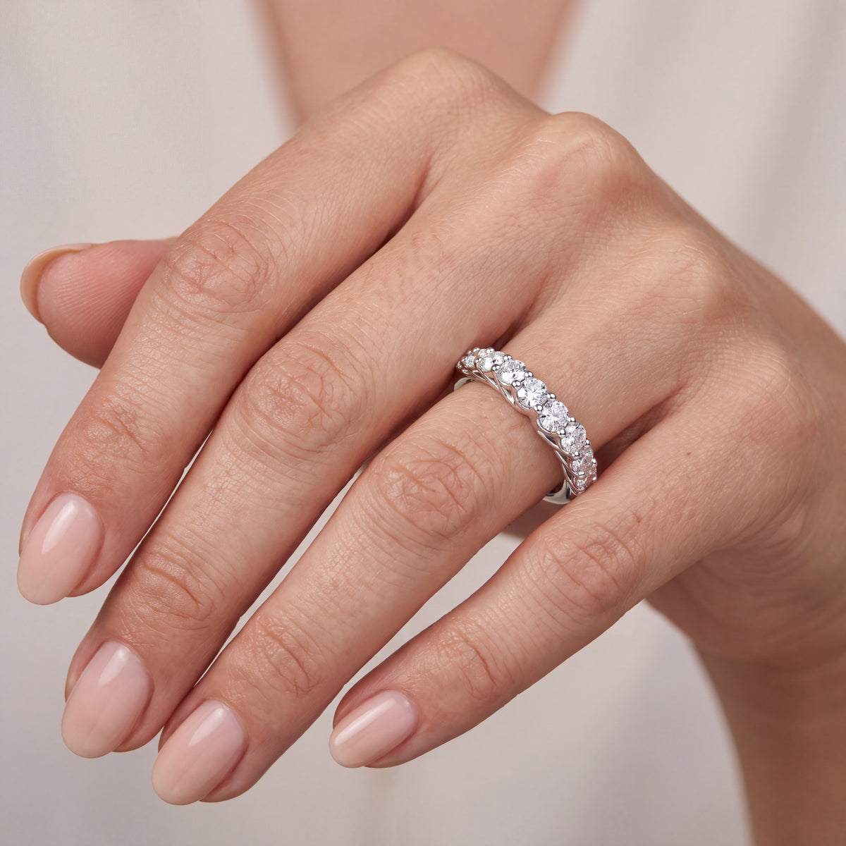 _lifestyle_image@SKU:W0327-LADR00640004W #metal_10k-white-gold+origin_lab-grown+quality_g-si