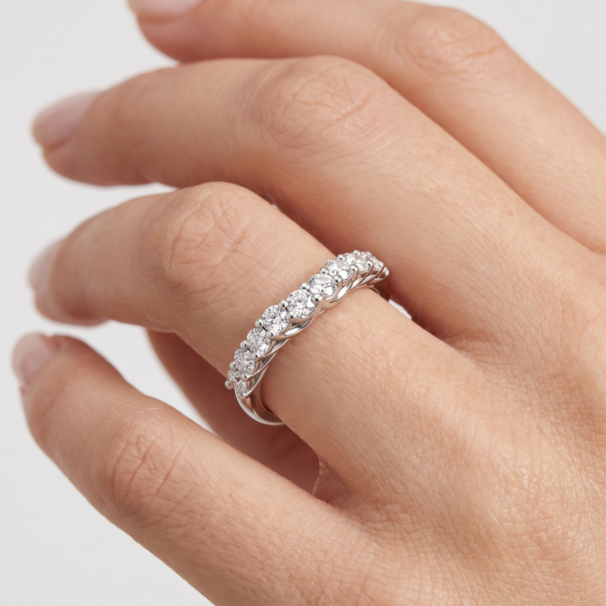 _lifestyle_image@SKU:W0327-NADR0064000PL #metal_platinum+origin_lab-grown+quality_ef-vs2+