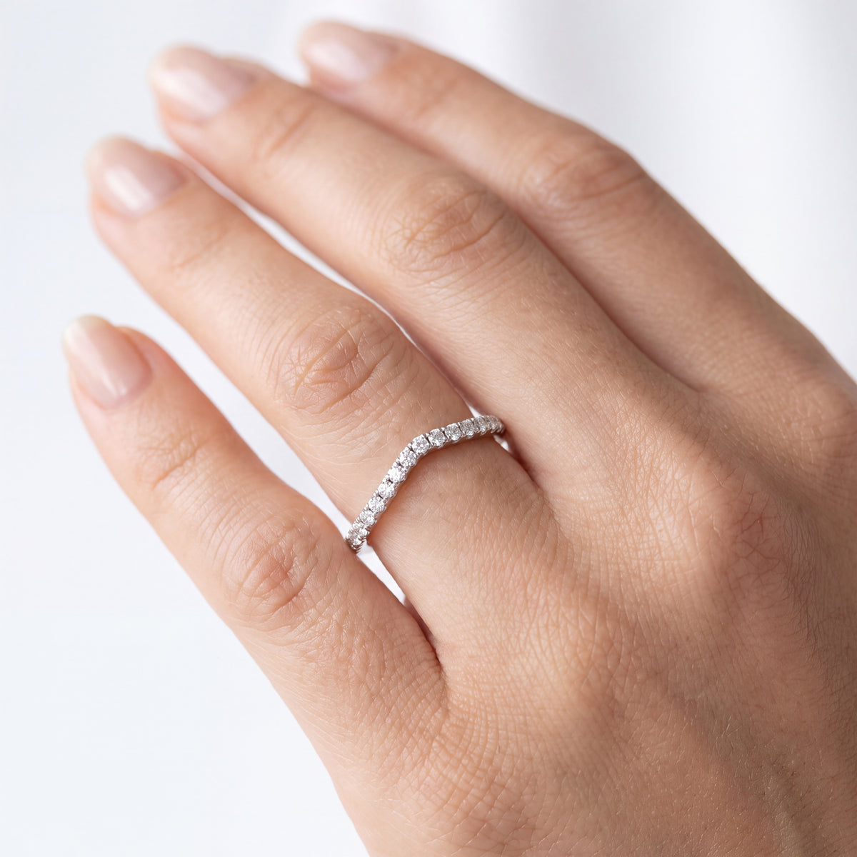 _lifestyle_image@SKU:W0329-LADR00160004W #metal_10k-white-gold+origin_lab-grown+quality_g-si