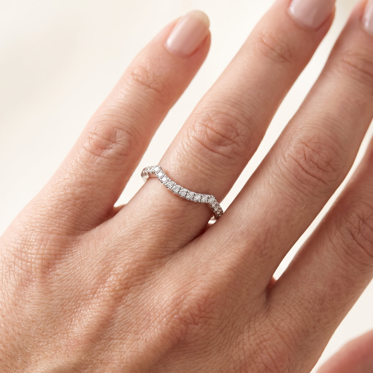 _lifestyle_image@SKU:W0330-LADR00190004W #metal_10k-white-gold+origin_lab-grown+quality_g-si