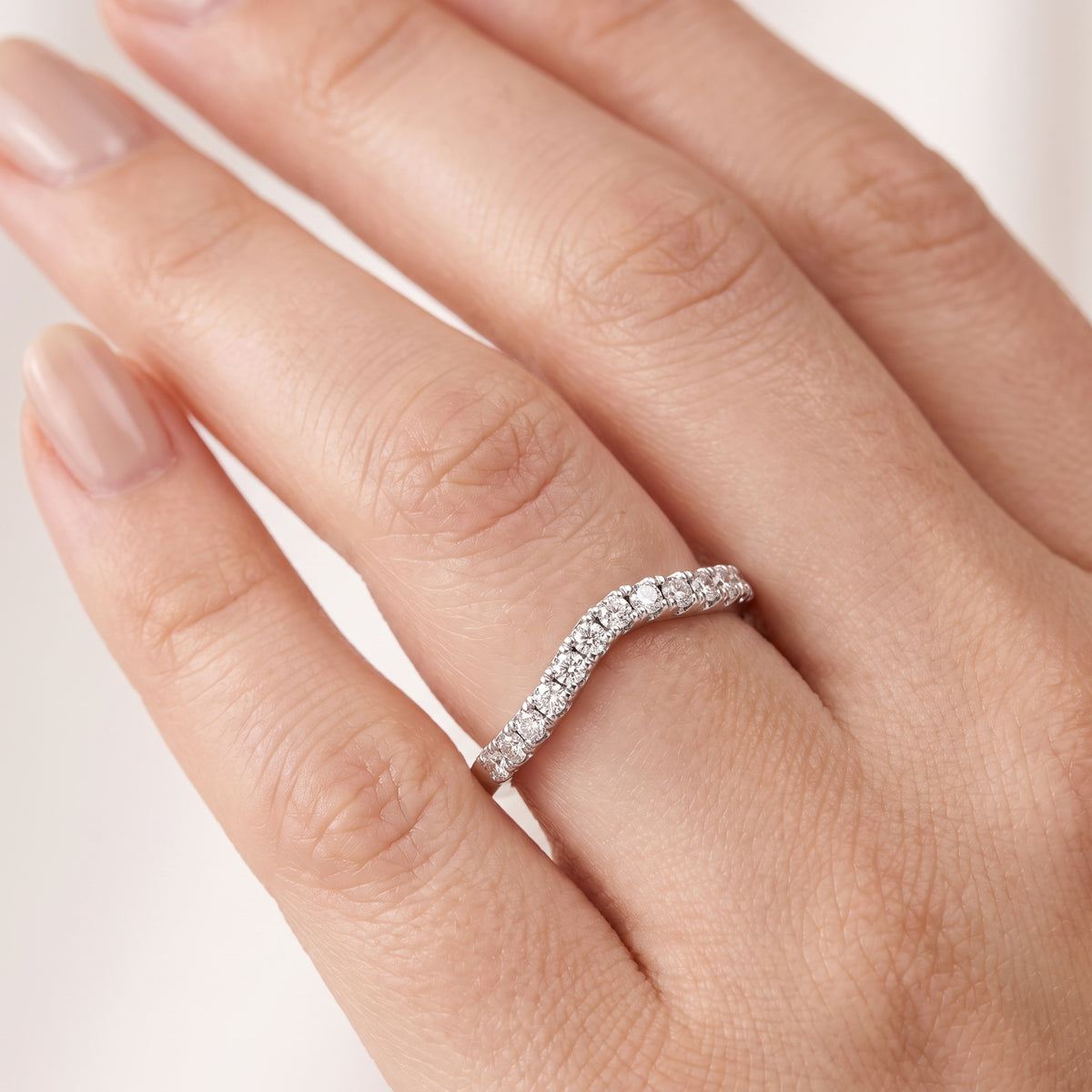 _lifestyle_image@SKU:W0331-NADR0034000PL #metal_platinum+origin_lab-grown+quality_ef-vs2+