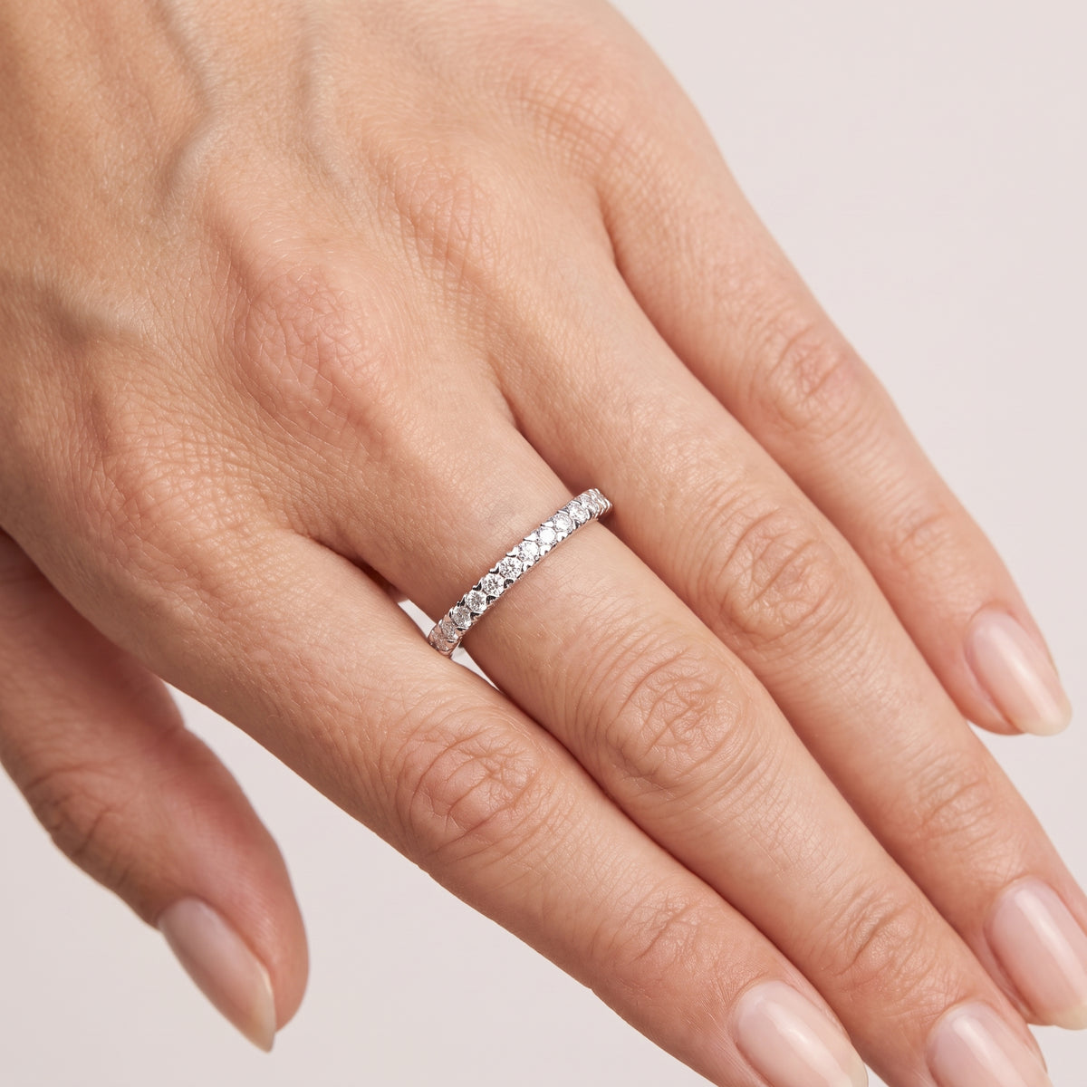 _lifestyle_image@SKU:W0514-LADR00170004W #metal_10k-white-gold+origin_lab-grown+quality_g-si