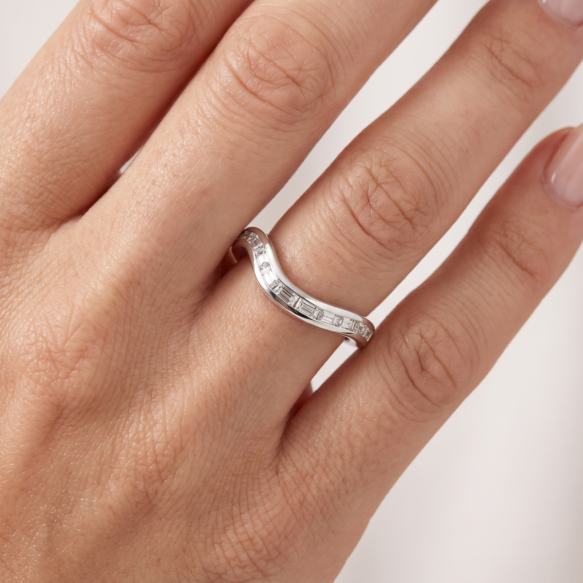 _lifestyle_image@SKU:W0606-LADE00330004W #metal_10k-white-gold+origin_lab-grown+quality_g-si