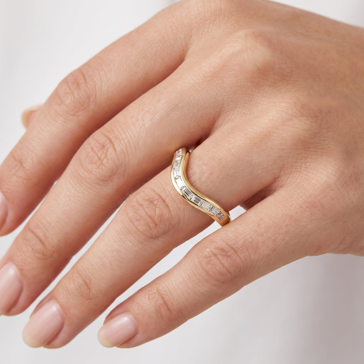 _lifestyle_image@SKU:W0606-LADE00330004Y #metal_10k-yellow-gold+origin_lab-grown+quality_g-si