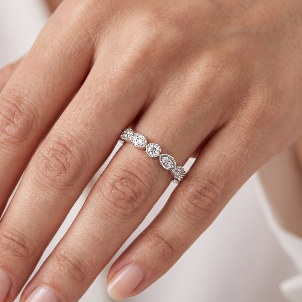 _lifestyle_image@SKU:W0635-LADR00190004W #metal_10k-white-gold+origin_lab-grown+quality_g-si