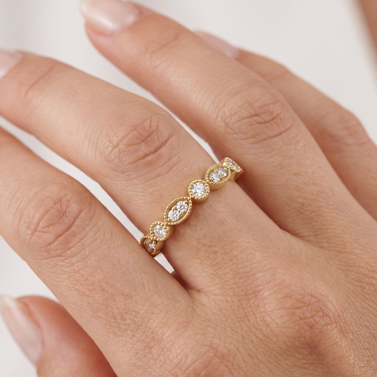 _lifestyle_image@SKU:W0635-LADR00190004Y #metal_10k-yellow-gold+origin_lab-grown+quality_g-si