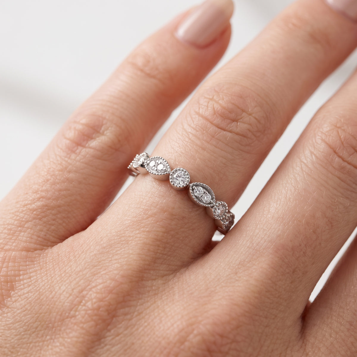 _lifestyle_image@SKU:W0635-NADR0019000PL #metal_platinum+origin_lab-grown+quality_ef-vs2+