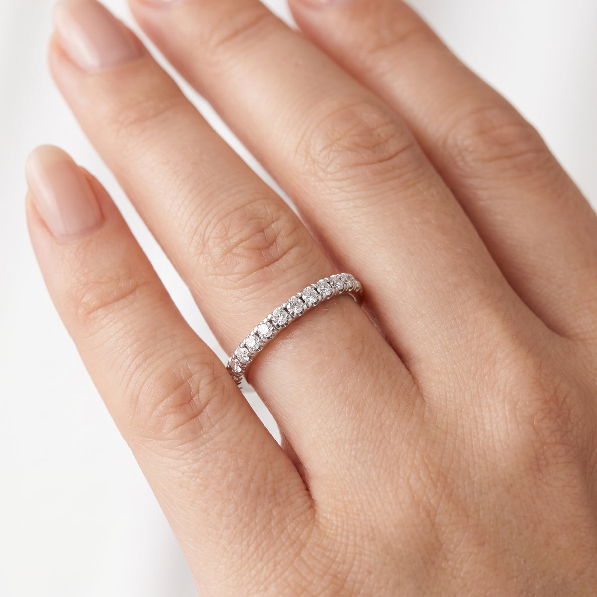 _lifestyle_image@SKU:W0688-NADR0031000PL #metal_platinum+origin_lab-grown+quality_ef-vs2+