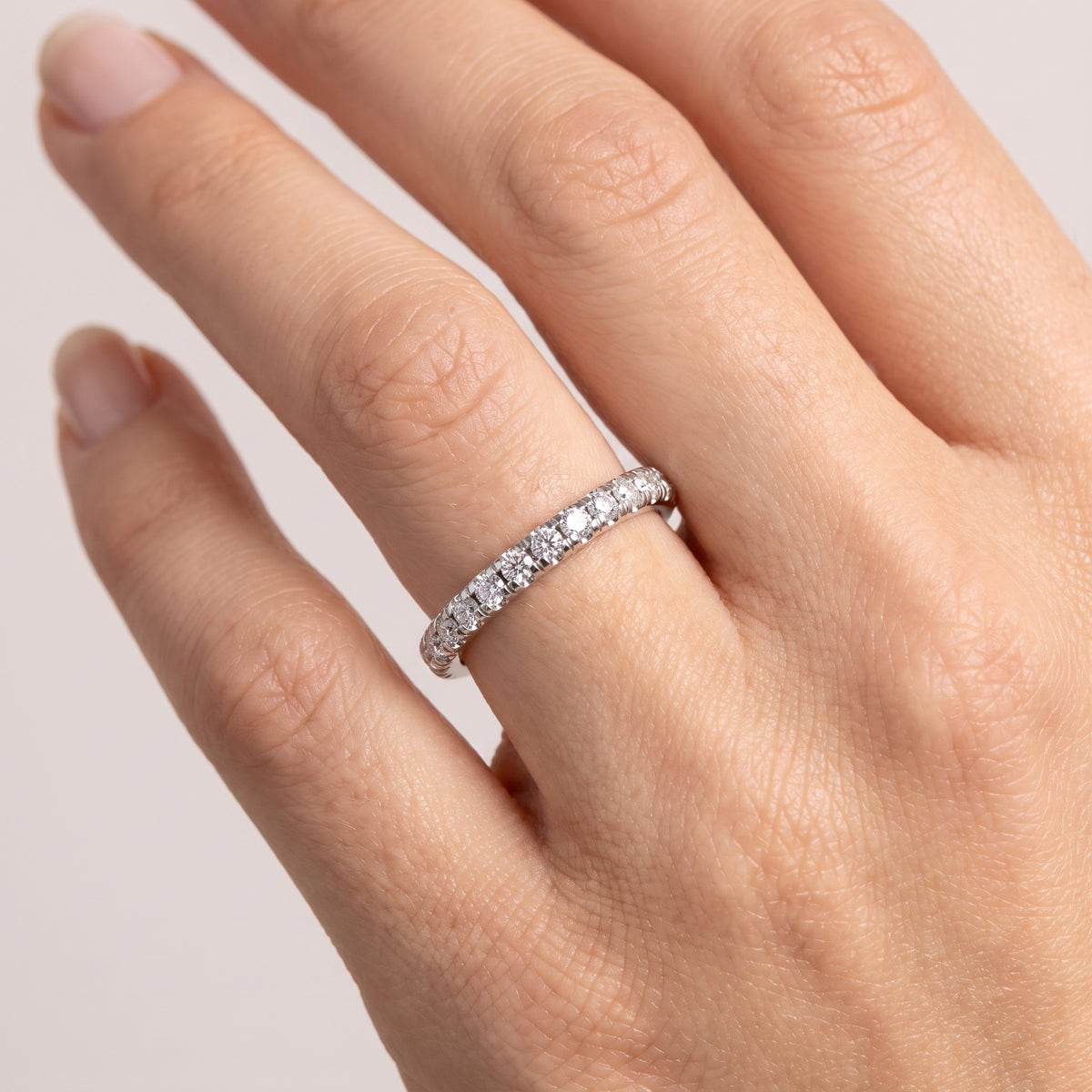 _lifestyle_image@SKU:W0688-LADR0031000DW #metal_silver+origin_lab-grown+quality_g-si