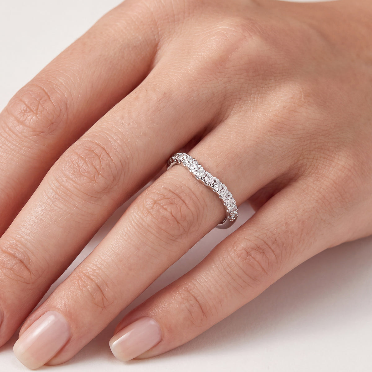 _lifestyle_image@SKU:W0952-LADR00440004W #metal_10k-white-gold+origin_lab-grown+quality_g-si