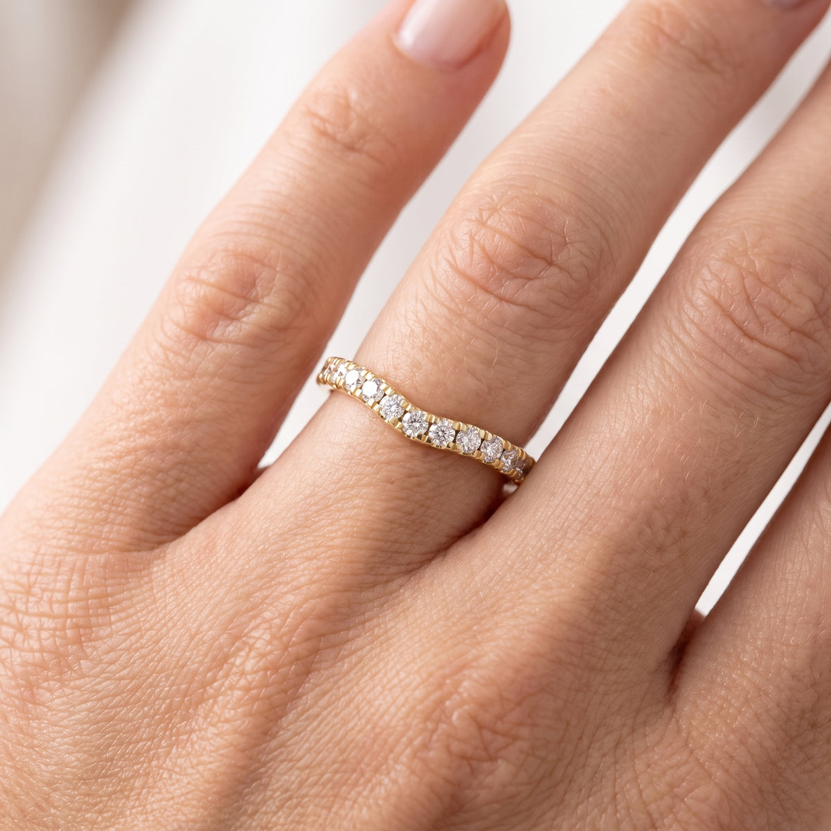 _lifestyle_image@SKU:W0952-LADR00440004Y #metal_10k-yellow-gold+origin_lab-grown+quality_g-si