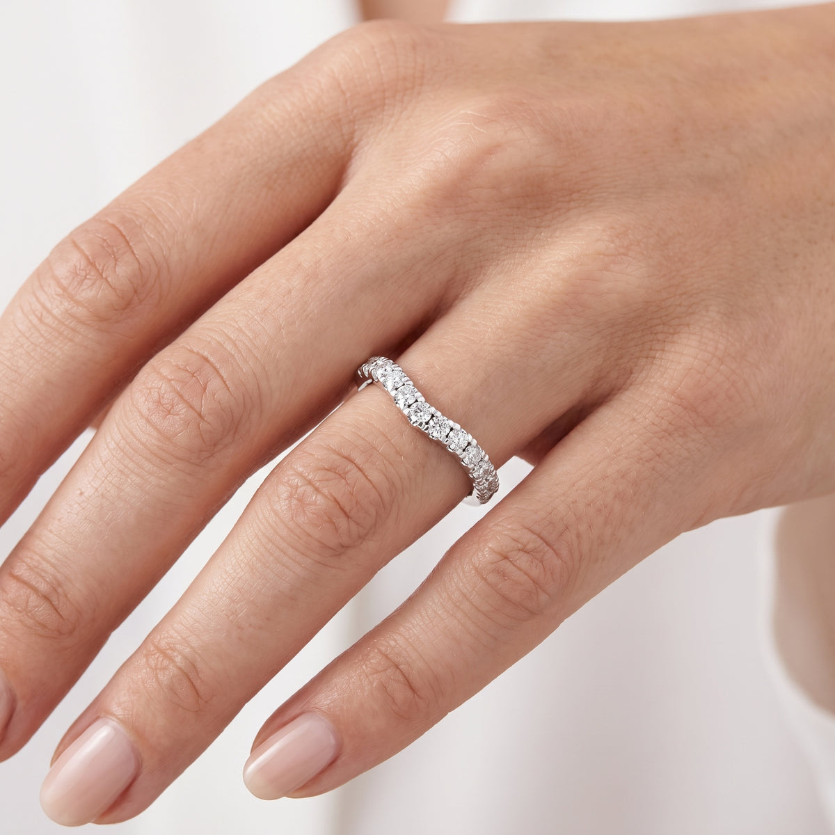 _lifestyle_image@SKU:W0952-LGDR00440004W #metal_14k-white-gold+origin_lab-grown+quality_ef-vs2+