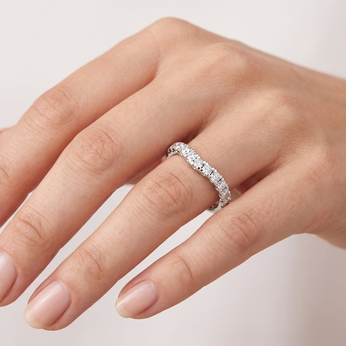 _lifestyle_image@SKU:W0952-LGDR0044000PL #metal_platinum+origin_lab-grown+quality_ef-vs2+