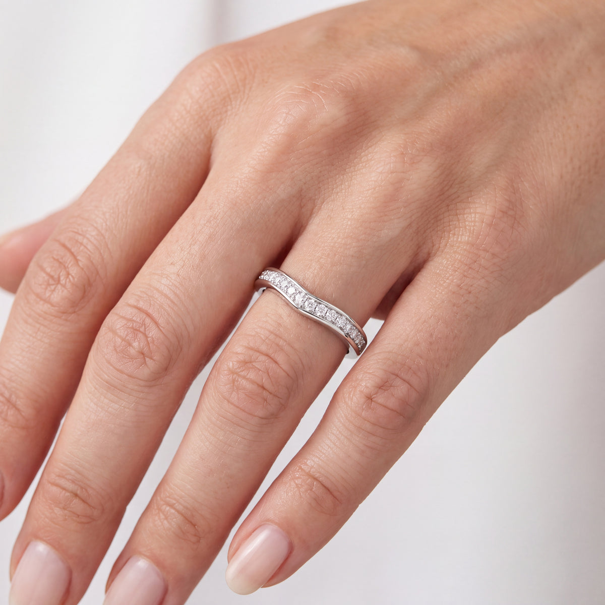 _lifestyle_image@SKU:W1086-LADR00140004W #metal_10k-white-gold+origin_lab-grown+quality_g-si
