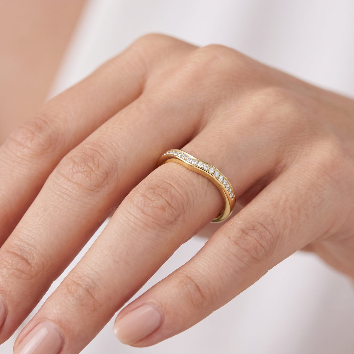 _lifestyle_image@SKU:W1086-LADR00140004Y #metal_10k-yellow-gold+origin_lab-grown+quality_g-si
