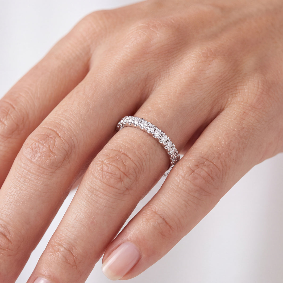 _lifestyle_image@SKU:W1094-LADR00320004W #metal_14k-white-gold+origin_lab-grown+quality_g-si