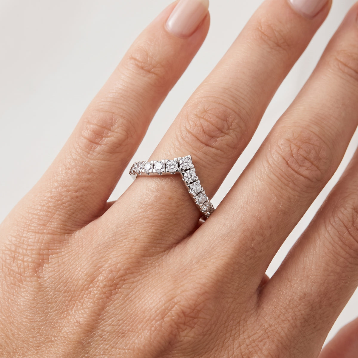 _lifestyle_image@SKU:W1095-LADR01010004W #metal_10k-white-gold+origin_lab-grown+quality_g-si