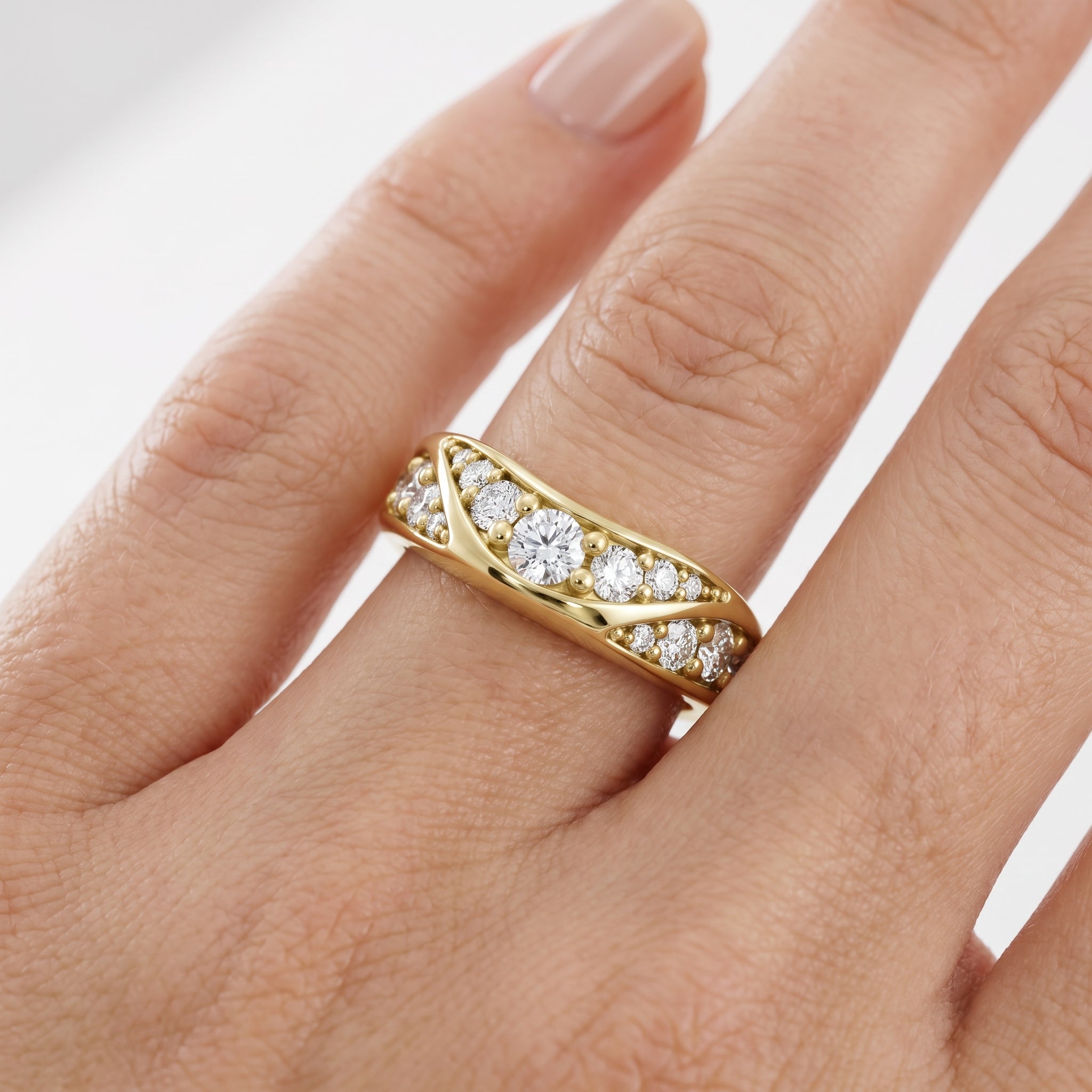_lifestyle_image@SKU:W1096-LADR01000004Y #metal_10k-yellow-gold+origin_lab-grown+quality_g-si