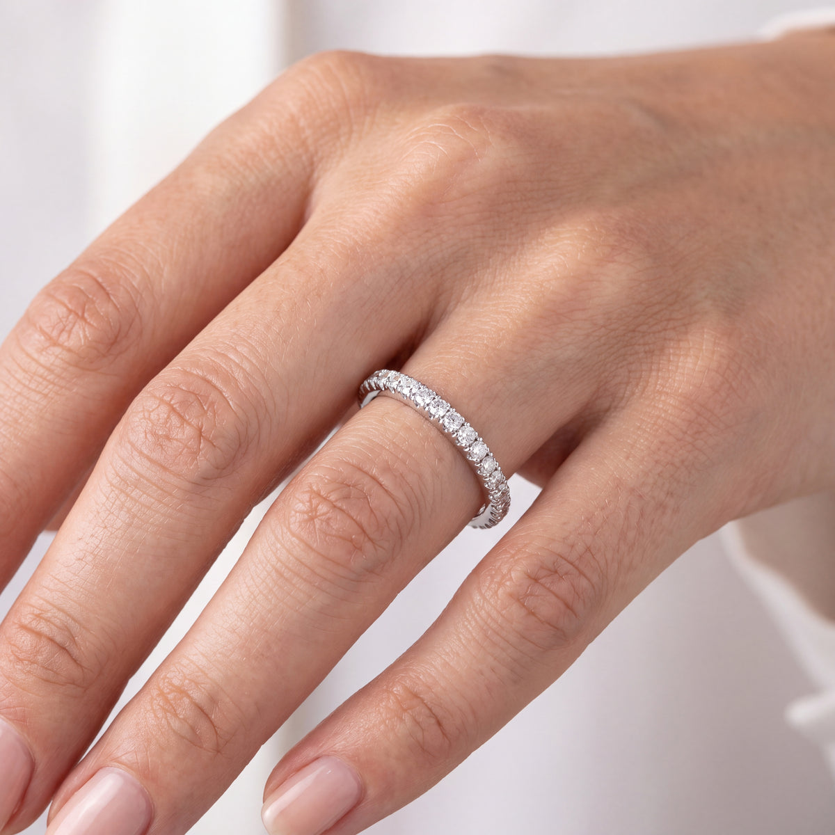 _lifestyle_image@SKU:W1097-LADR00230004W #metal_10k-white-gold+origin_lab-grown+quality_g-si