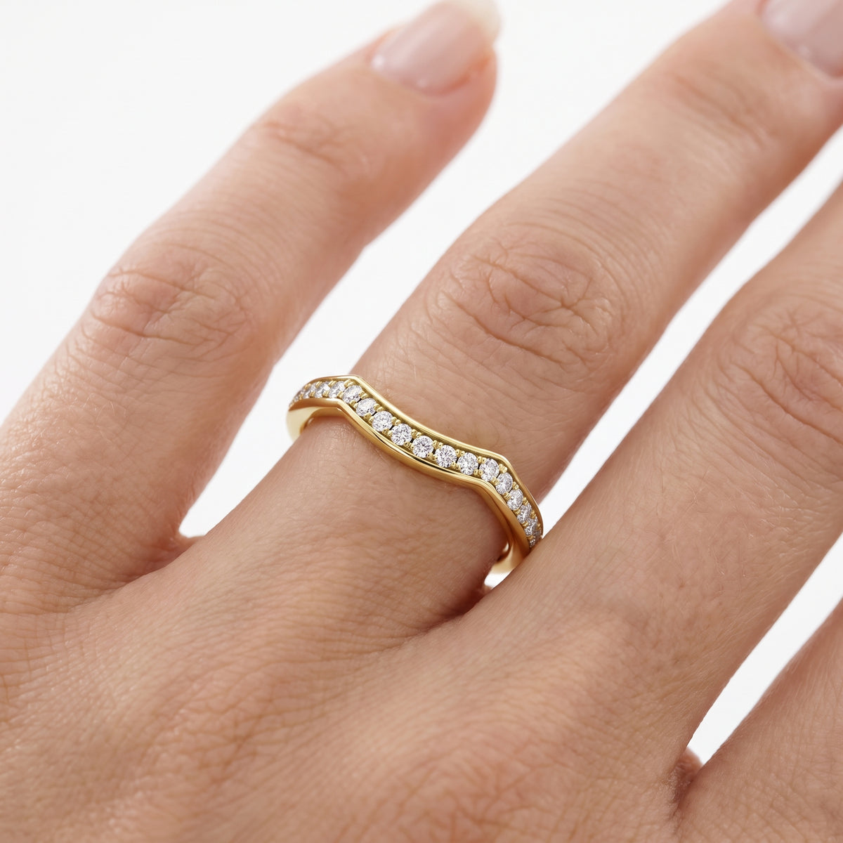 _lifestyle_image@SKU:W1108-LADR00200004Y #metal_10k-yellow-gold+origin_lab-grown+quality_g-si