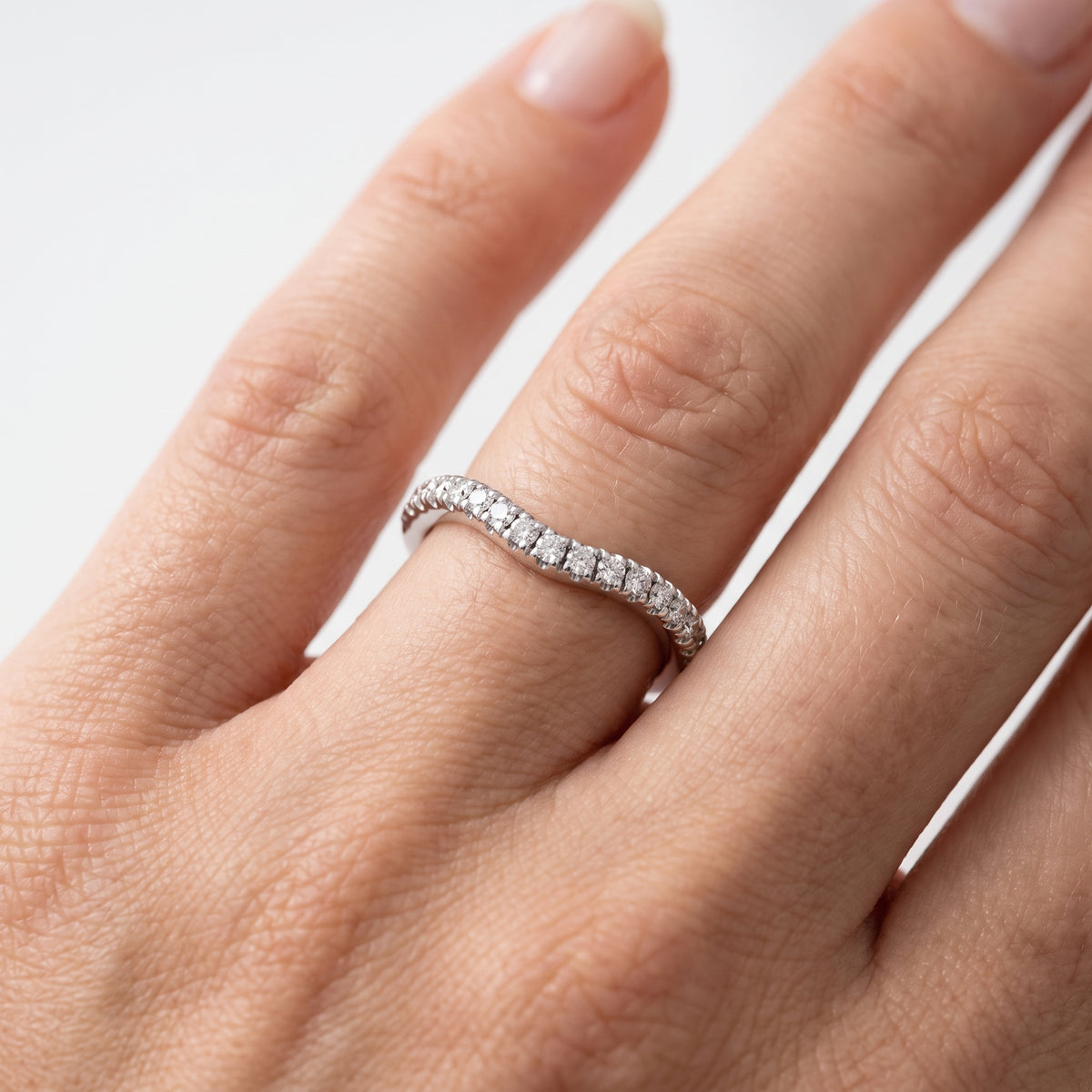 _lifestyle_image@SKU:W1112-NADR0035000PL #metal_platinum+origin_lab-grown+quality_ef-vs2+