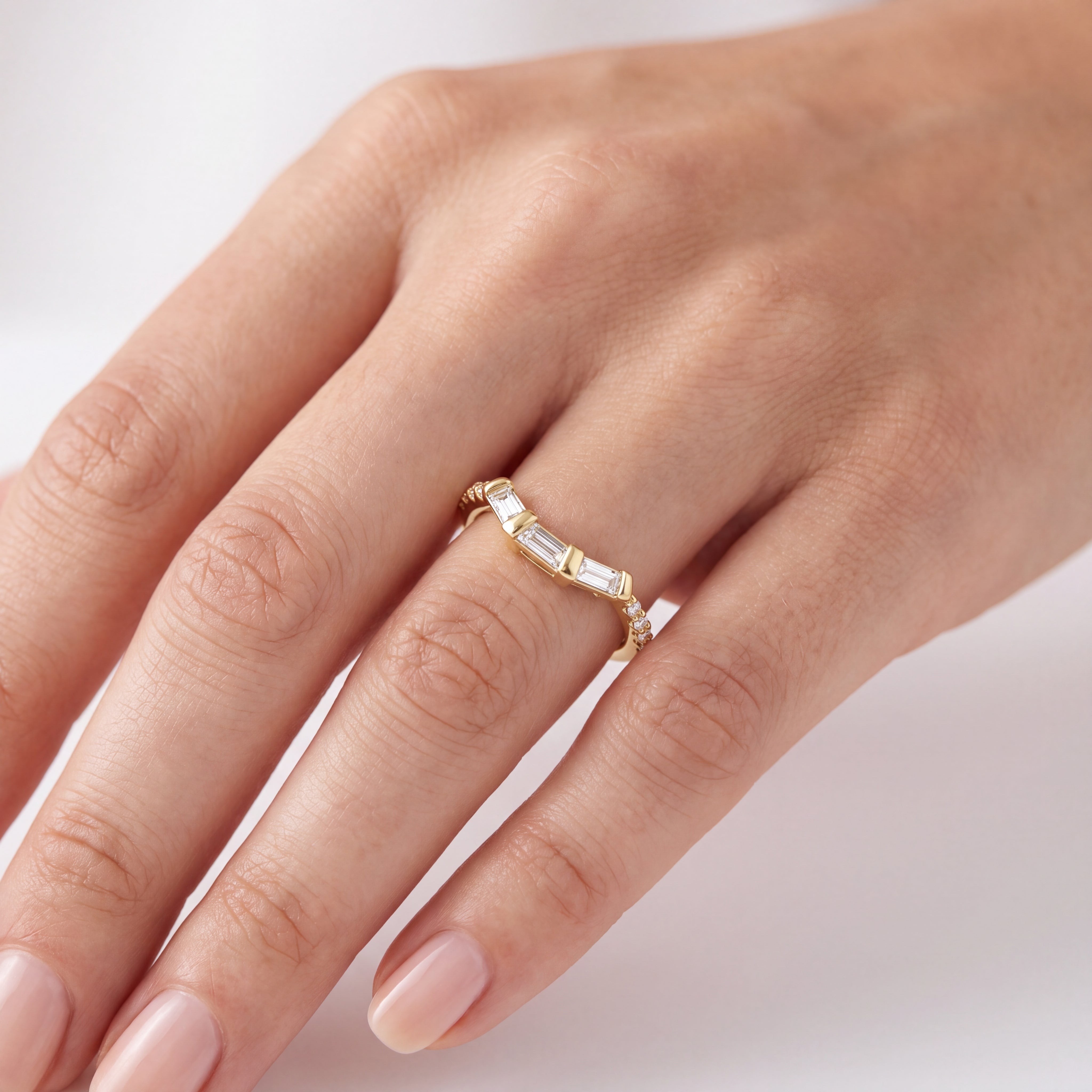 _lifestyle_image@SKU:W1113-LADB00430004Y #metal_10k-yellow-gold+origin_lab-grown+quality_g-si