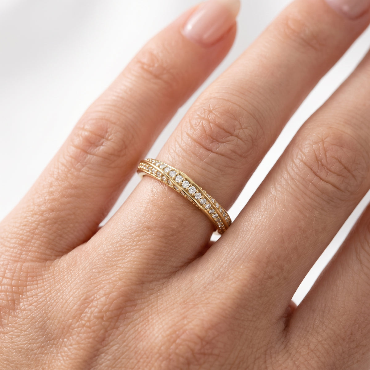 _lifestyle_image@SKU:W1114-LADR00310004Y #metal_10k-yellow-gold+origin_lab-grown+quality_g-si