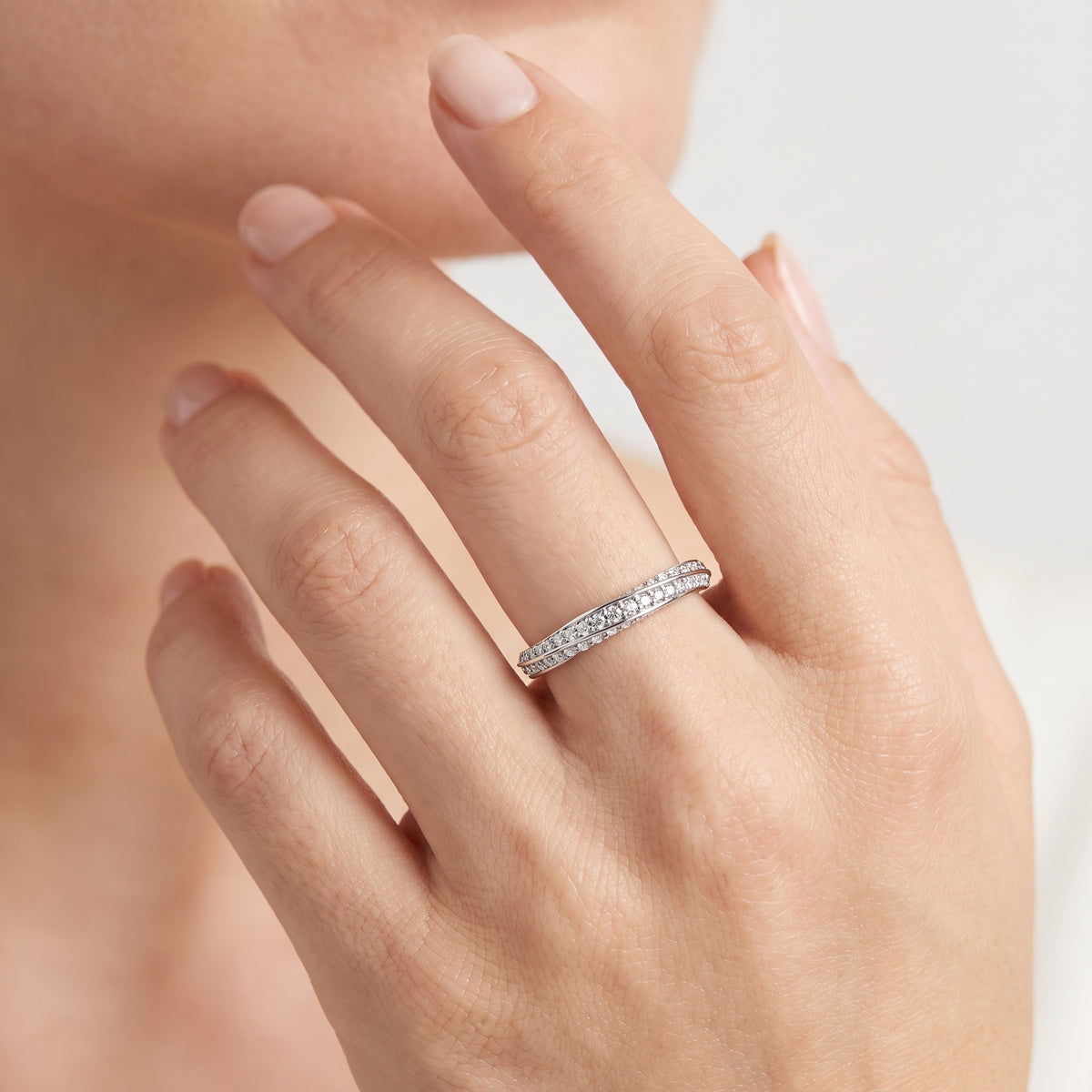 _lifestyle_image@SKU:W1114-LADR00310004W #metal_10k-white-gold+origin_lab-grown+quality_g-si