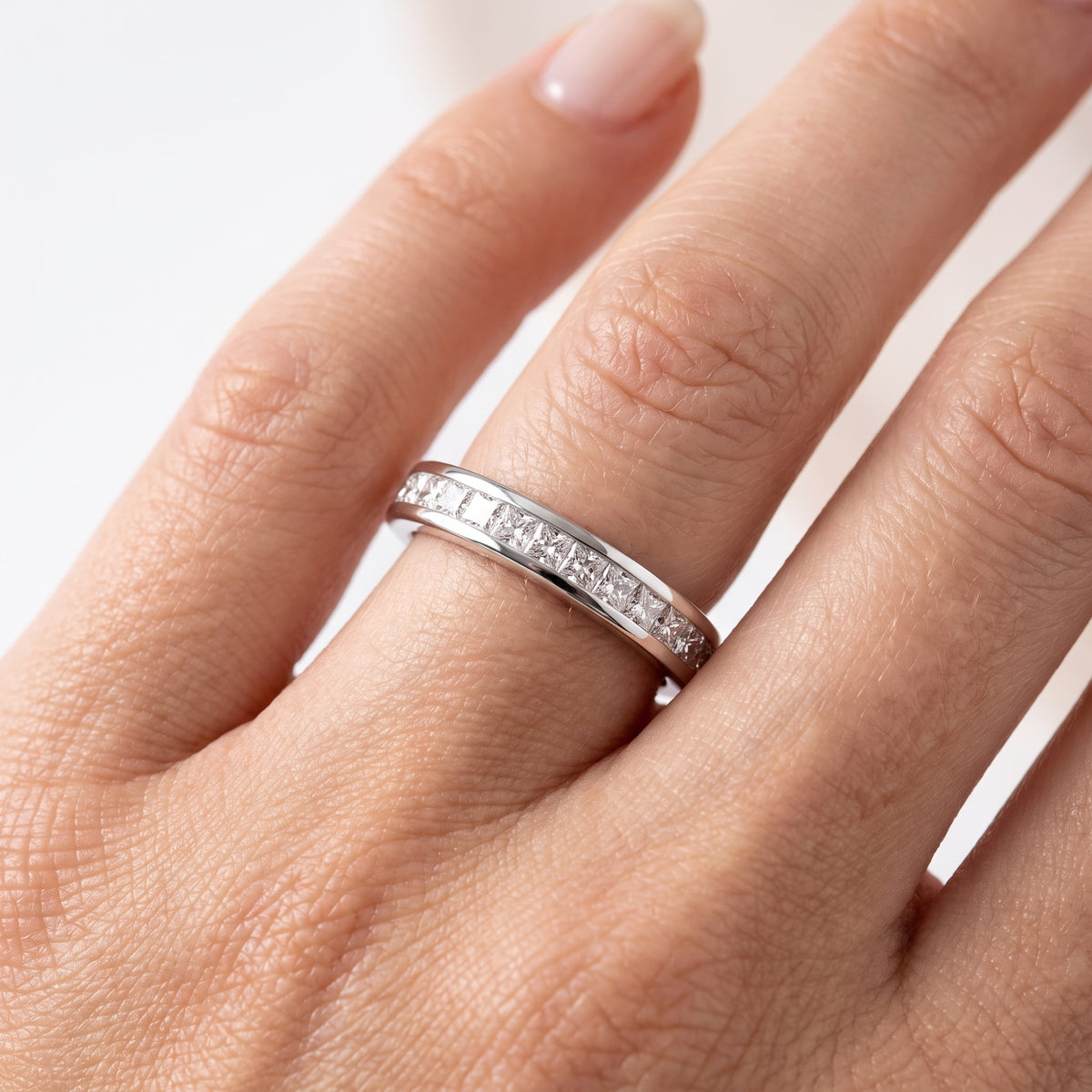 _lifestyle_image@SKU:W1195-LADP00480004W #metal_10k-white-gold+origin_lab-grown+quality_g-si