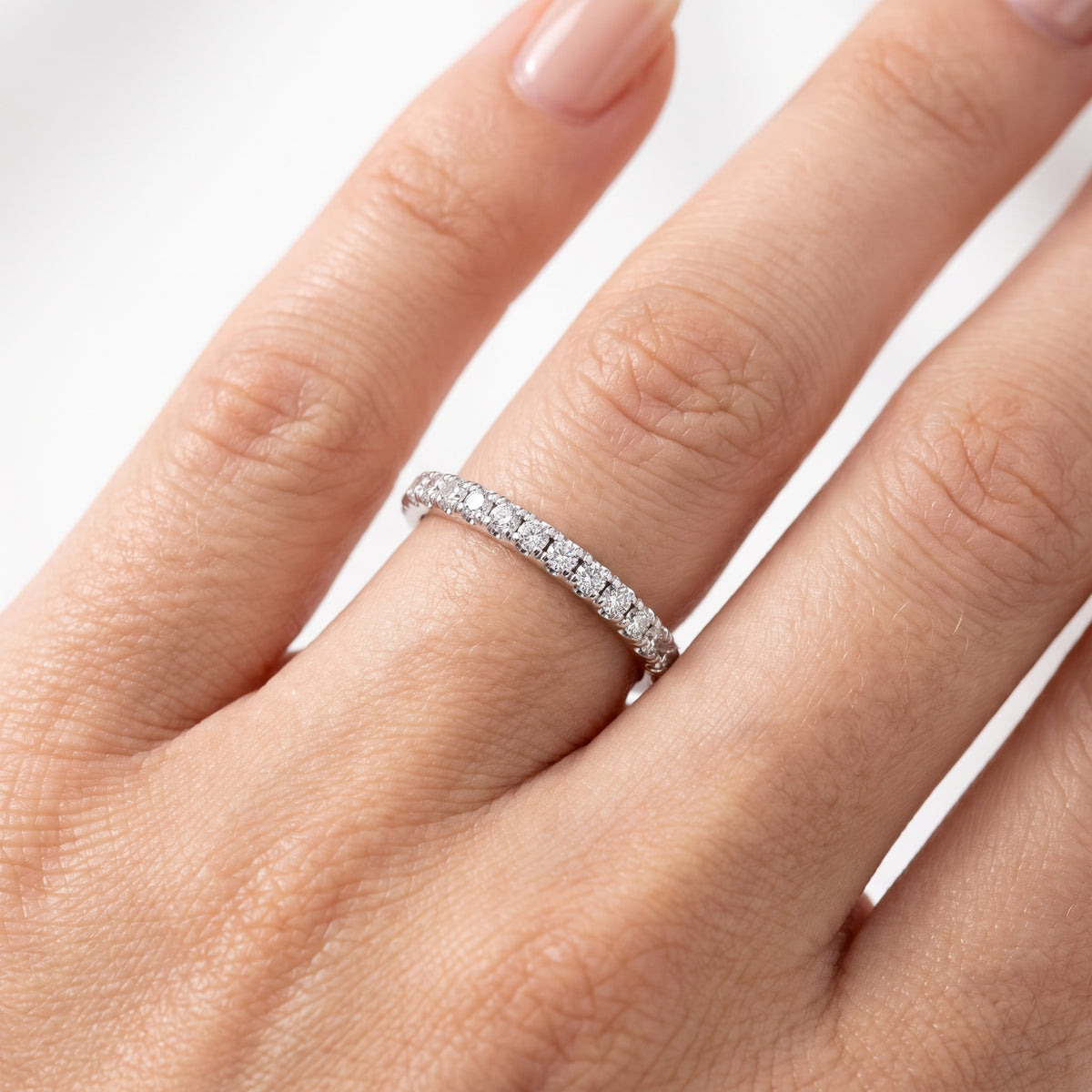 _lifestyle_image@SKU:W1240-LADR00270004W #metal_10k-white-gold+origin_lab-grown+quality_g-si