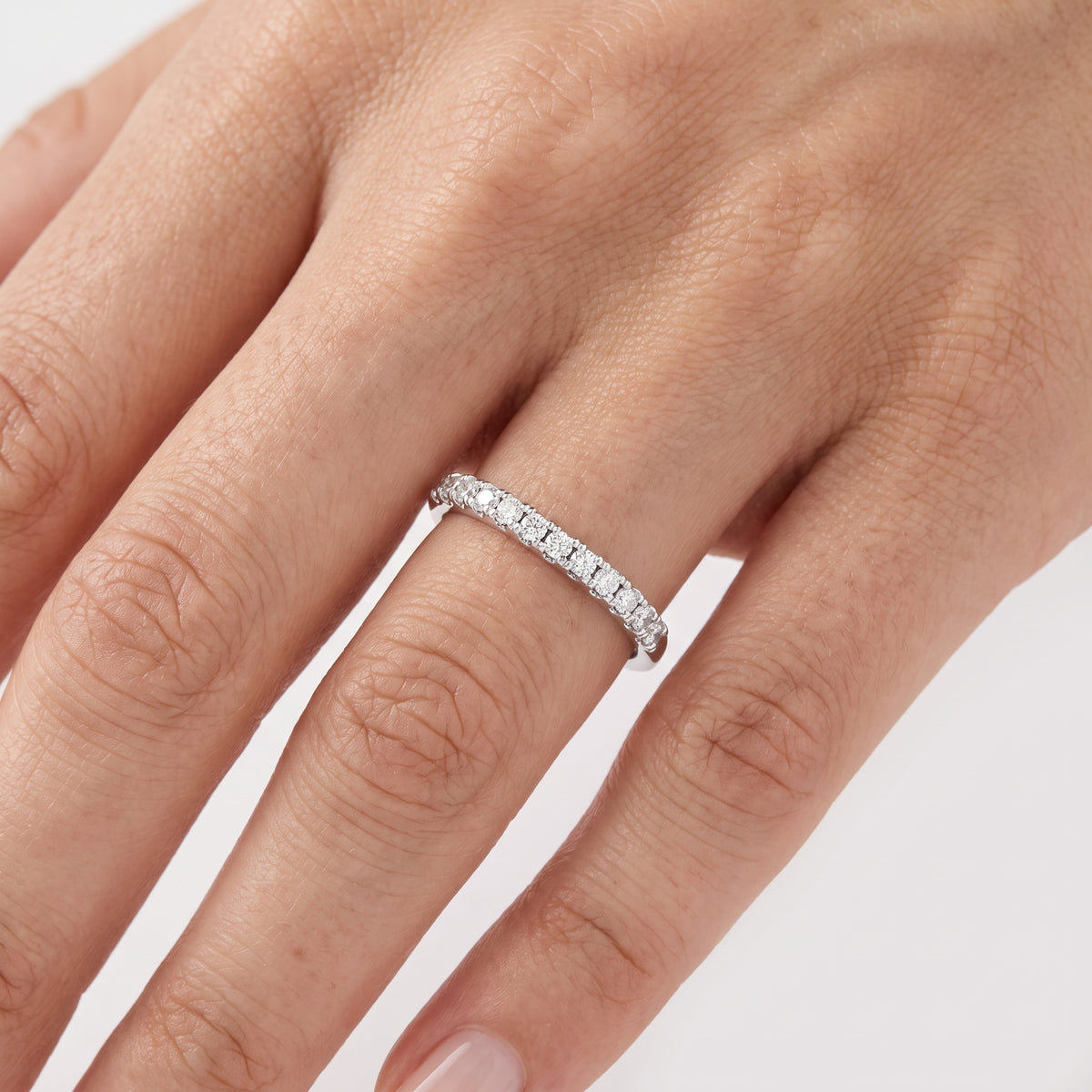 _lifestyle_image@SKU:W1284-LADR00310004W #metal_10k-white-gold+origin_lab-grown+quality_g-si