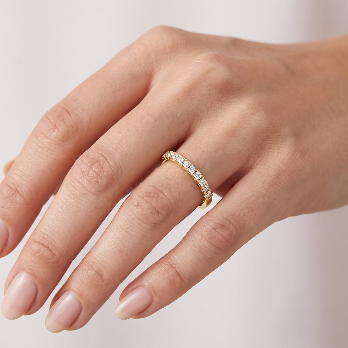 _lifestyle_image@SKU:W1284-LADR00310004Y #metal_10k-yellow-gold+origin_lab-grown+quality_g-si