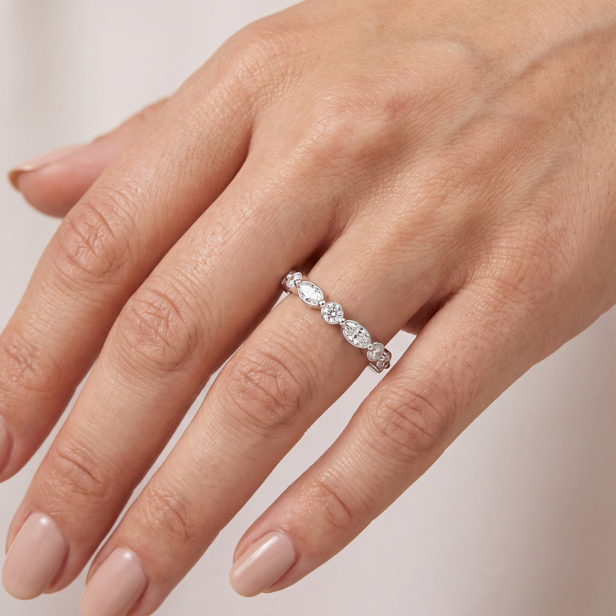 _lifestyle_image@SKU:W1736-LADM00500004W #metal_10k-white-gold+origin_lab-grown+quality_g-si