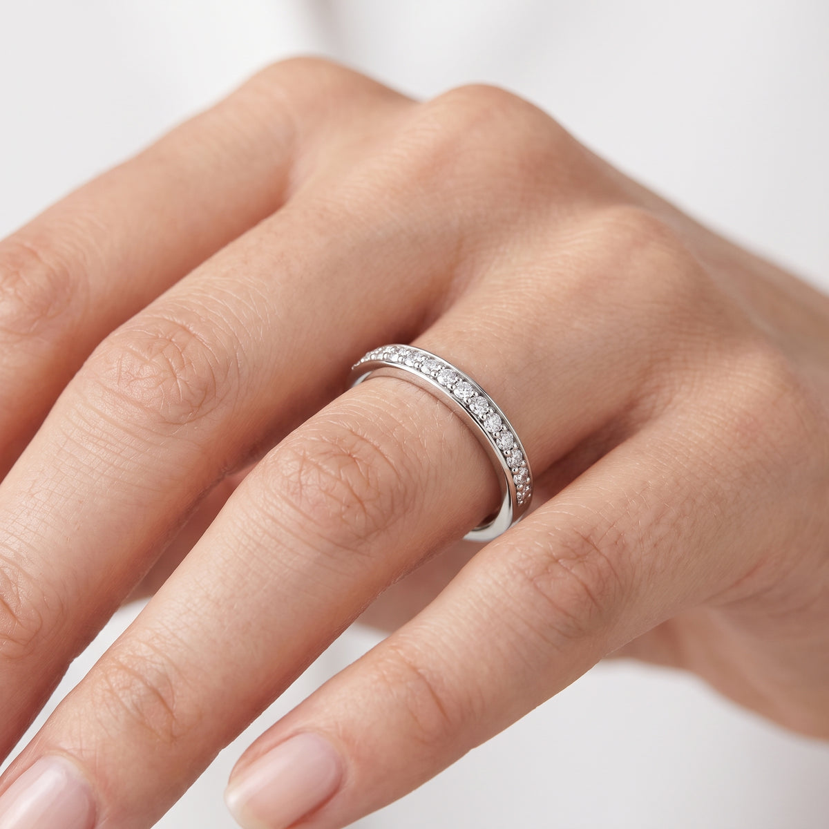 _lifestyle_image@SKU:W1924-NADR0050000PL #metal_platinum+origin_lab-grown