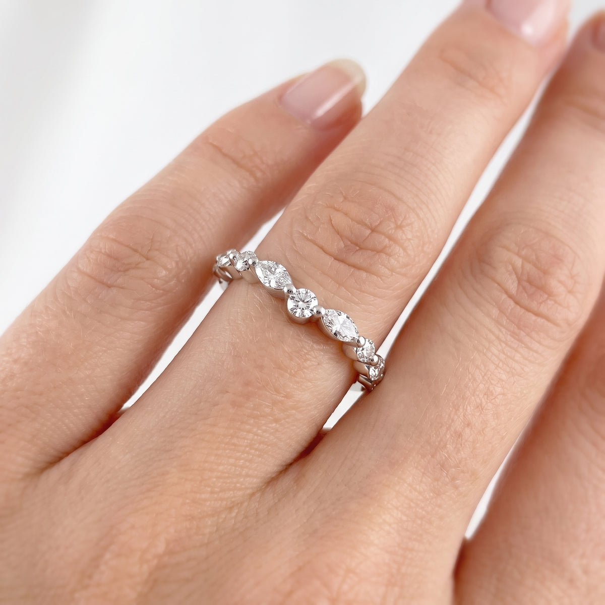 _lifestyle_image@SKU:W1935-LADM00420004W #metal_10k-white-gold+origin_lab-grown+quality_g-si