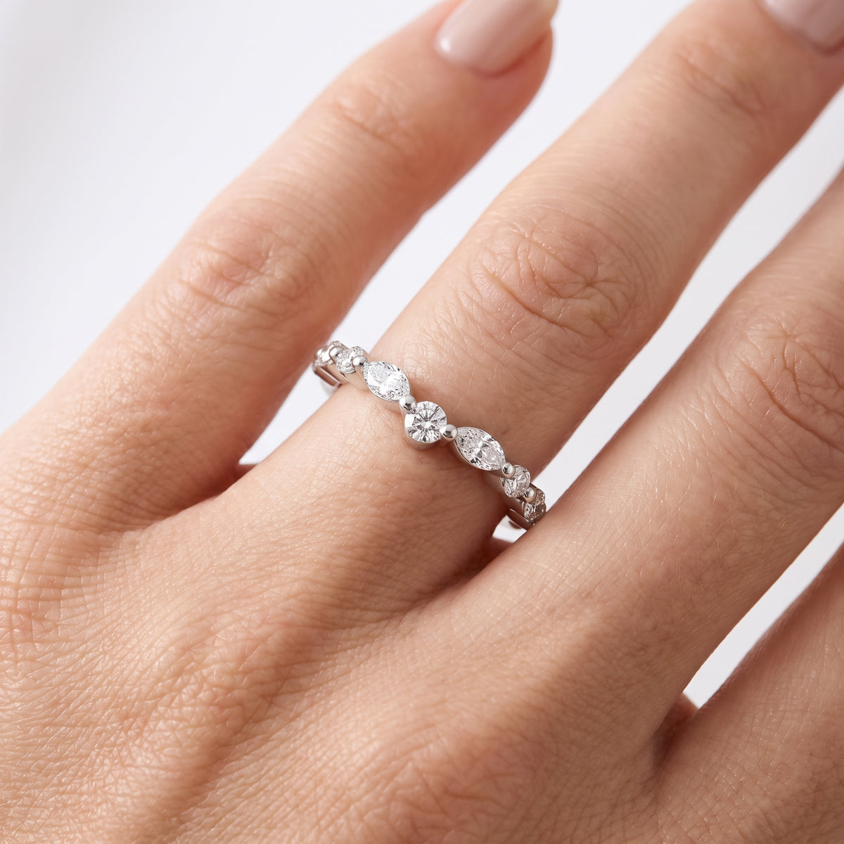 _lifestyle_image@SKU:W1935-NADM0042000PL #metal_platinum+origin_lab-grown+quality_ef-vs2+